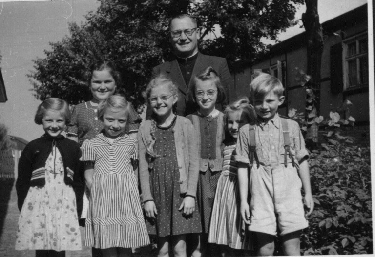 Pfarrer Mrazek mit Jugendgruppe