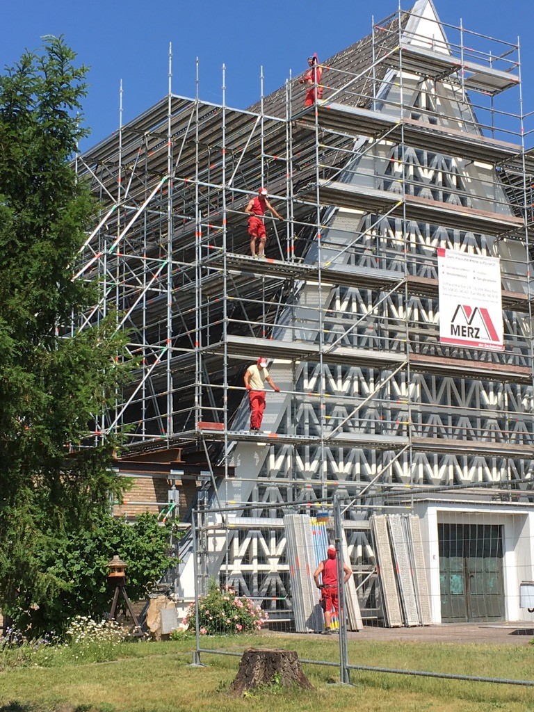 Die Kirche Maria Hilf während des Baus