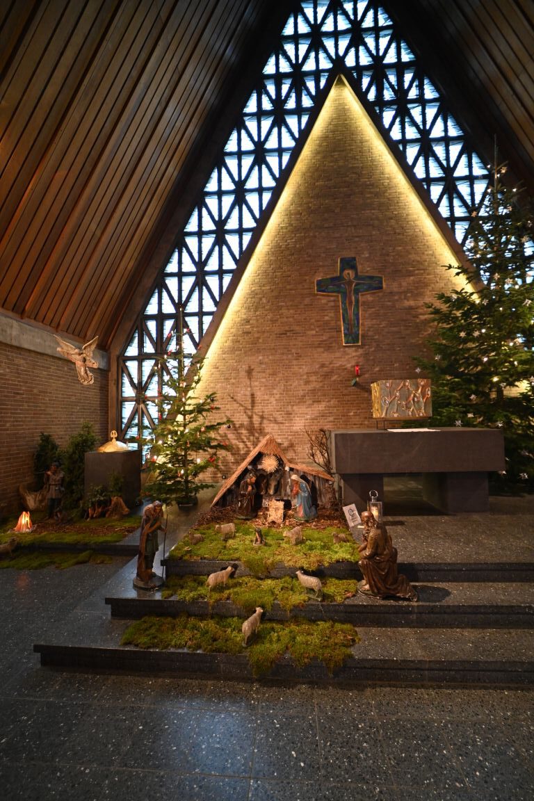 Weitere Innenansicht der Kirche Maria Hilf